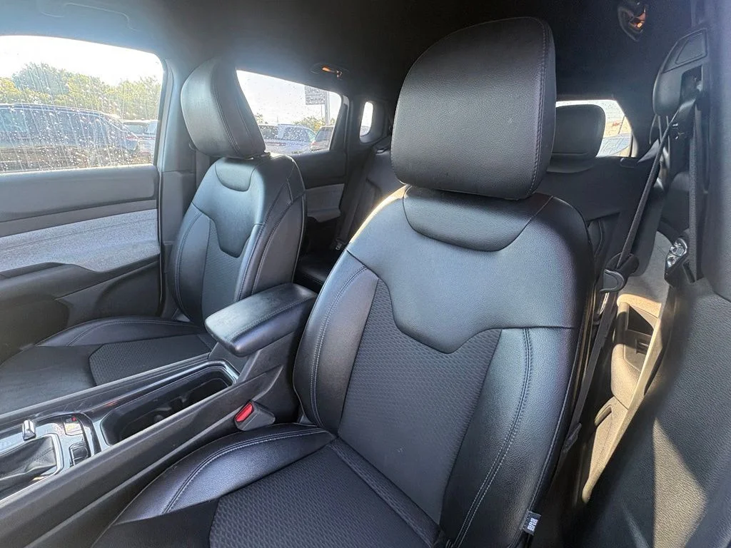 Used 2024 White Jeep Latitude image 12