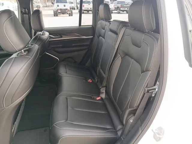 New 2026 Bright White Clear-Coat Exterior Paint Jeep Limited image 18