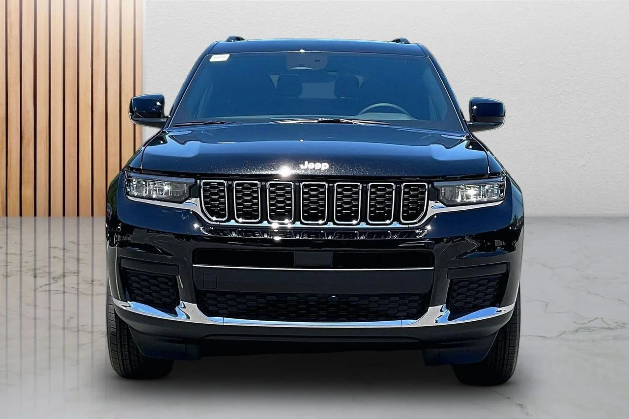 New 2026 Diamond Black Crystal Pearl-Coat Exterior Paint Jeep Laredo image 3