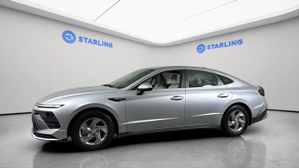 Used 2025 Silver Hyundai SE image 3