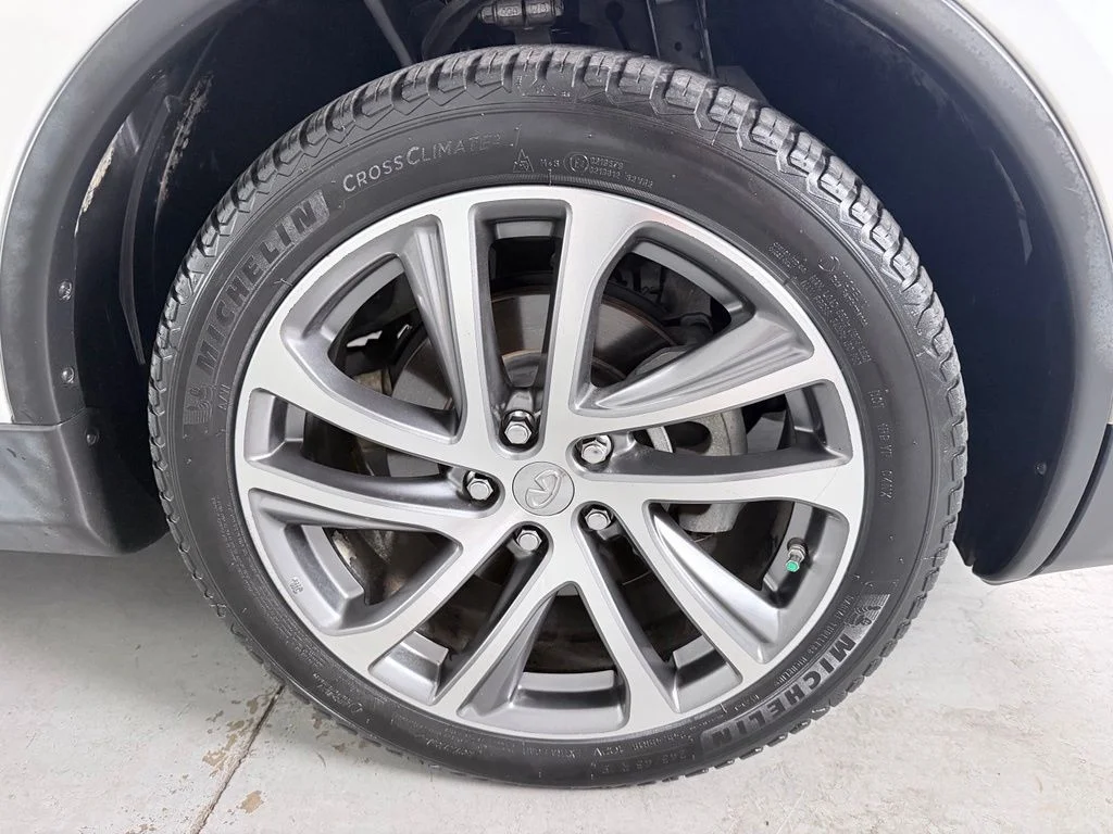 Used 2017 White INFINITI Base image 4