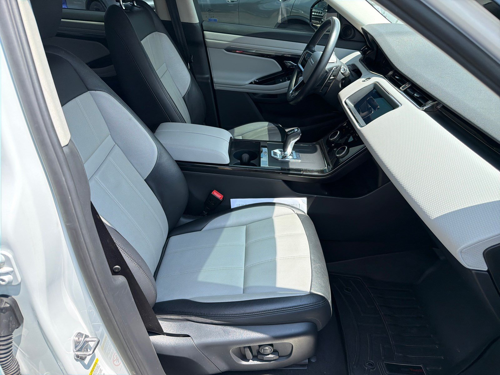 Used 2023 Fuji White Land Rover R-Dynamic S image 13