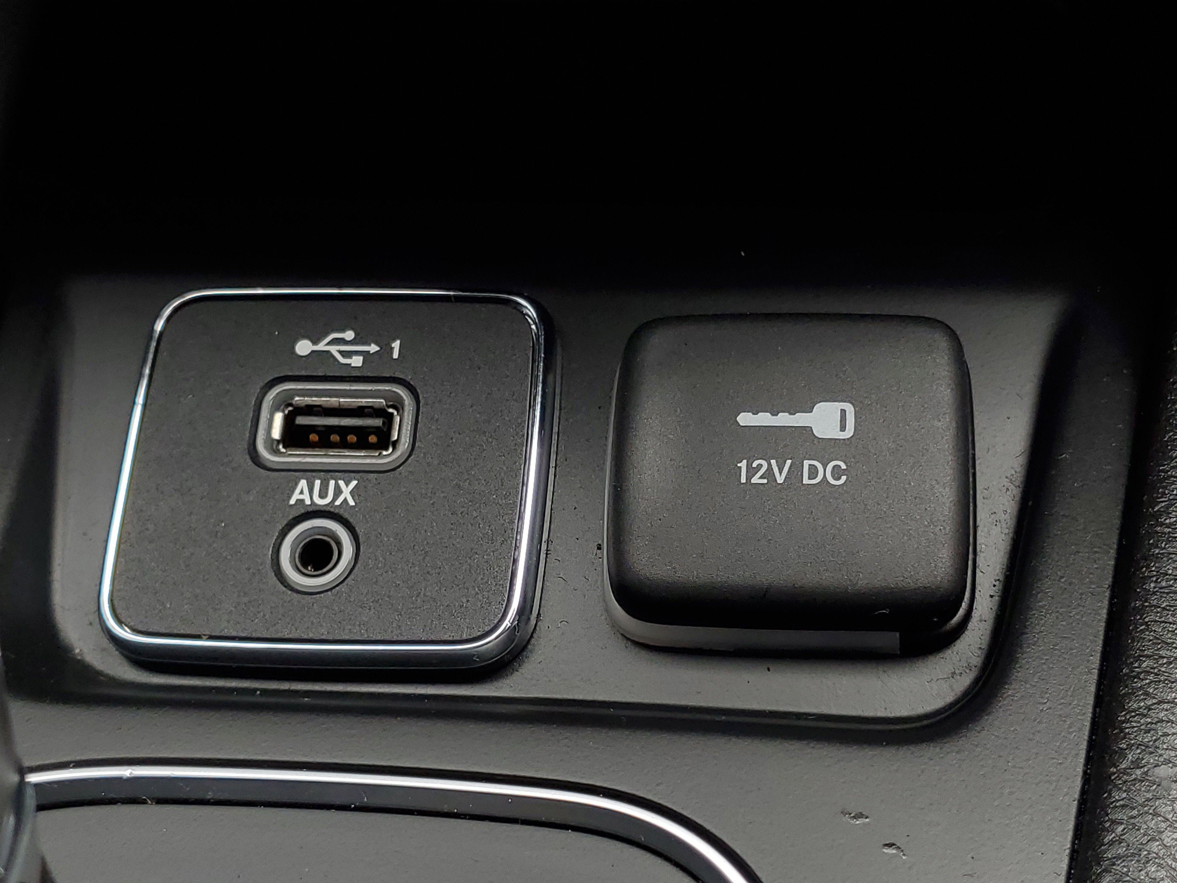 Used 2020 Diamond Black Crystal Pearlcoat Jeep Latitude Plus image 29