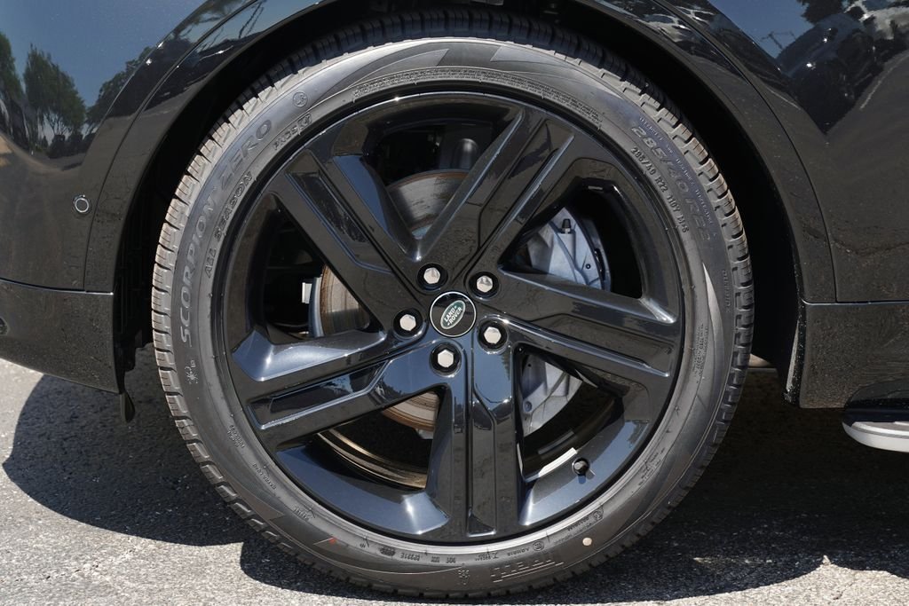 New 2026 Santorini Black Land Rover Dynamic SE image 8