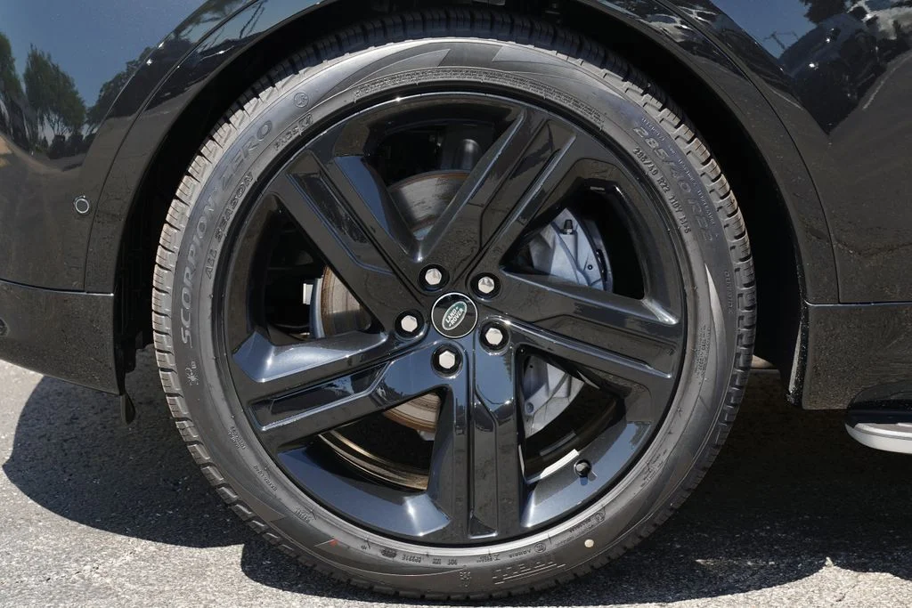 New 2026 Santorini Black Land Rover Dynamic SE image 8