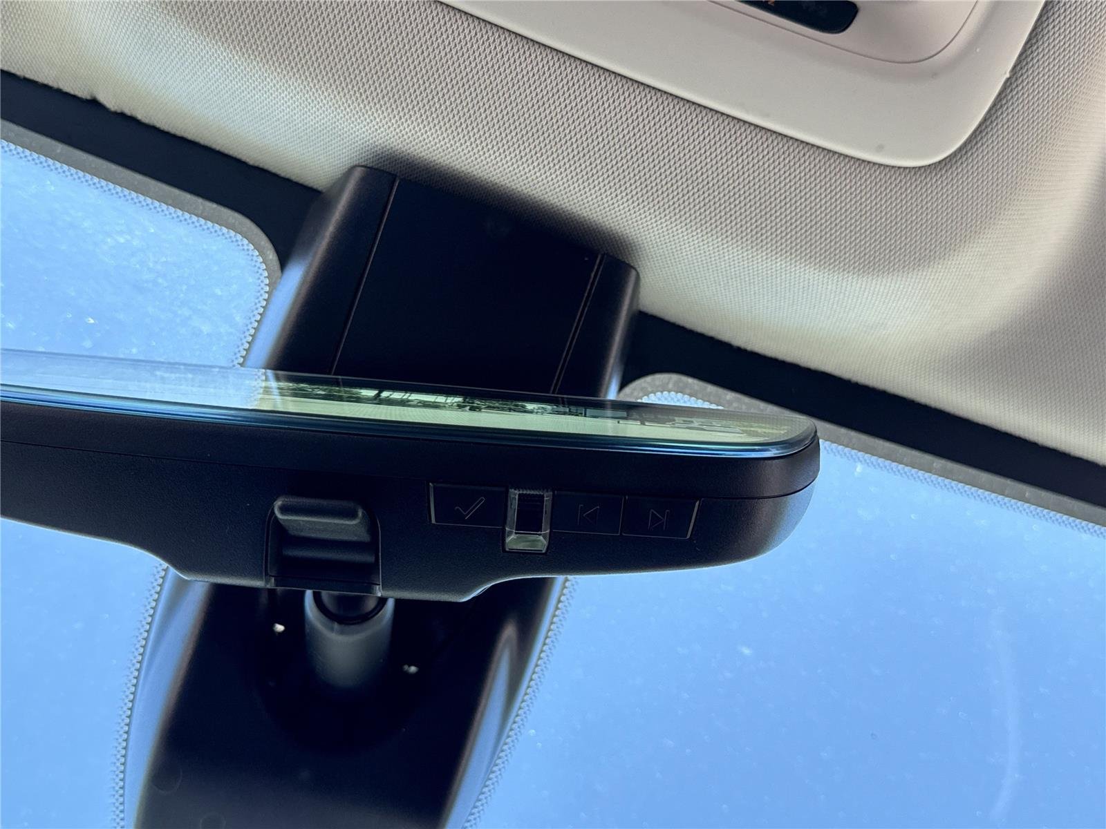 Used 2023 White Frost Tricoat GMC Denali image 15