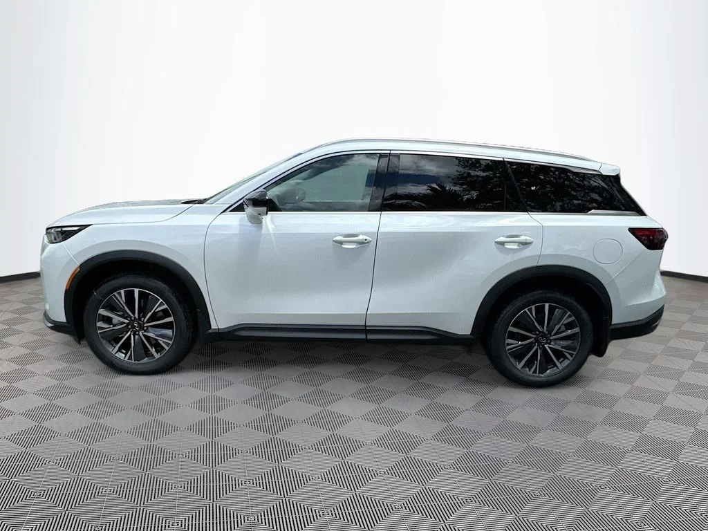 New 2027 RADIANT WHITE INFINITI Luxe FWD image 8