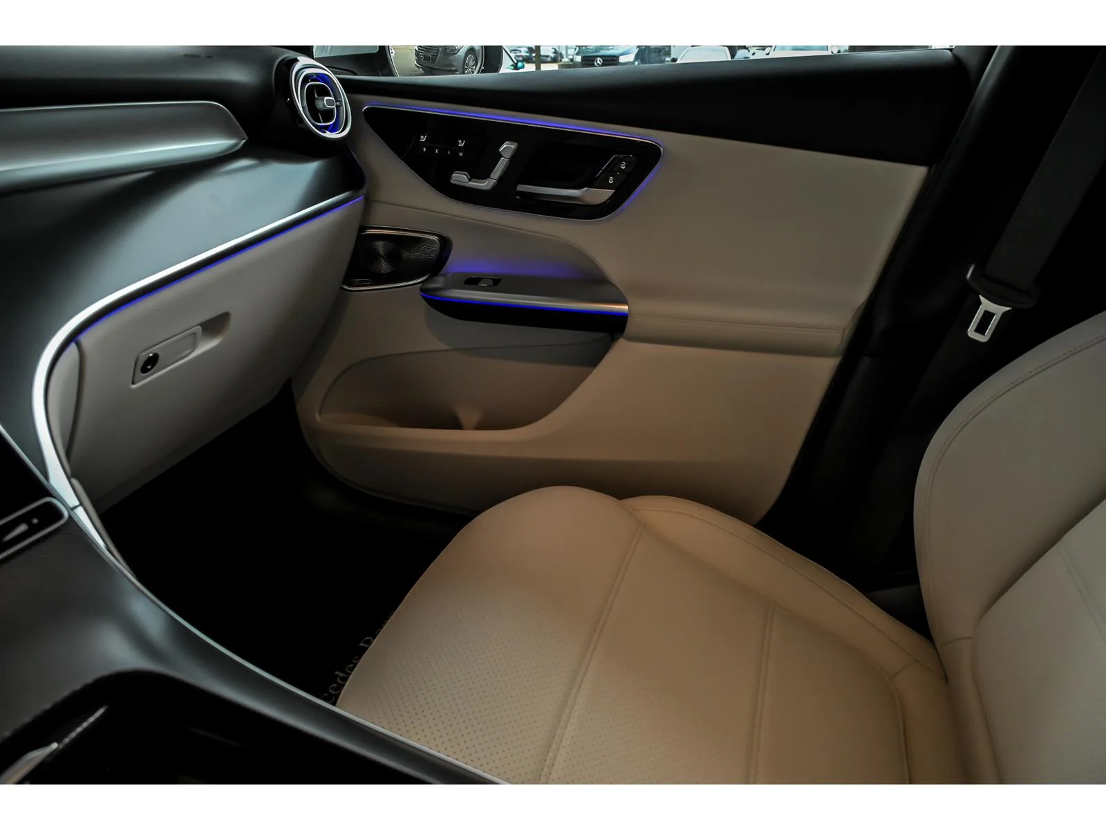 New 2026 Manufaktur Moonlight White Metallic Mercedes-Benz GLC 300 4MATIC® image 18