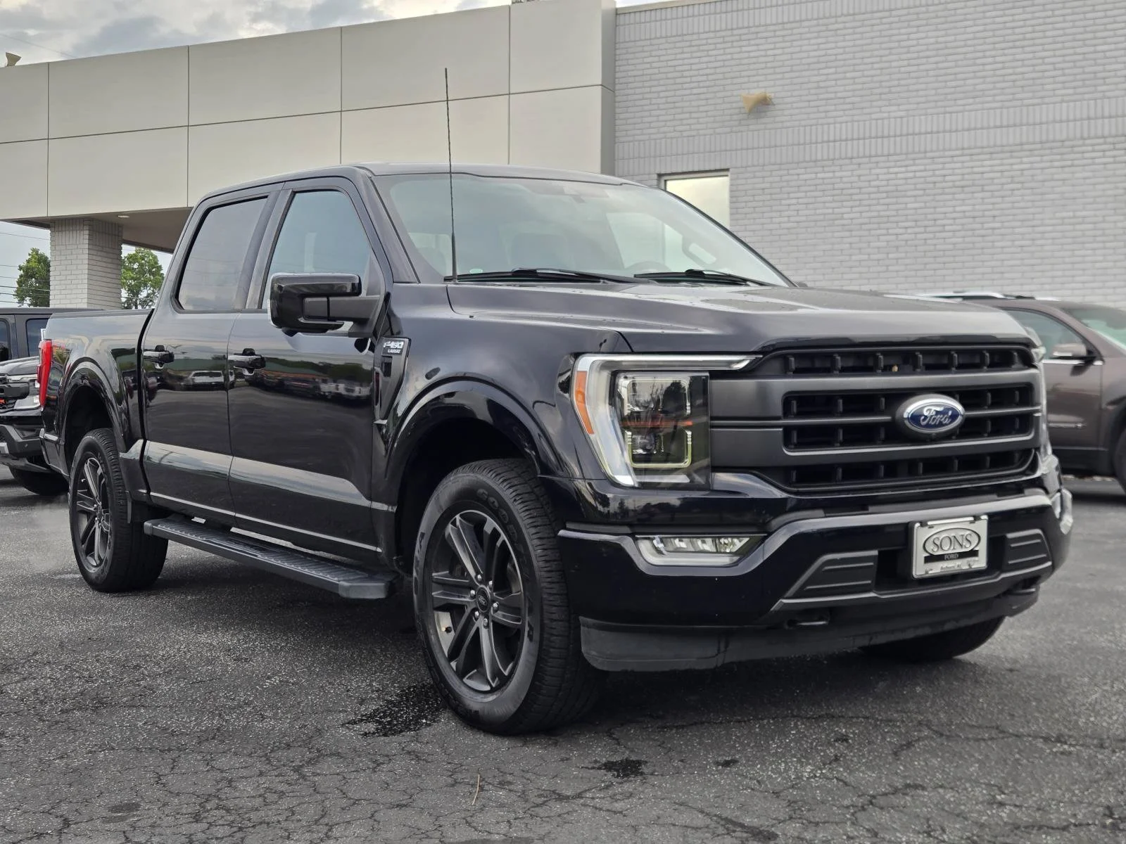 Used 2021 Black Metallic Ford Lariat image 4
