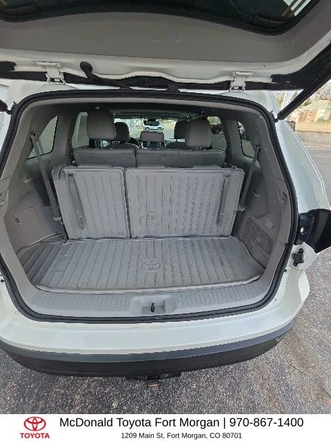 Used 2017 White Toyota XLE image 18
