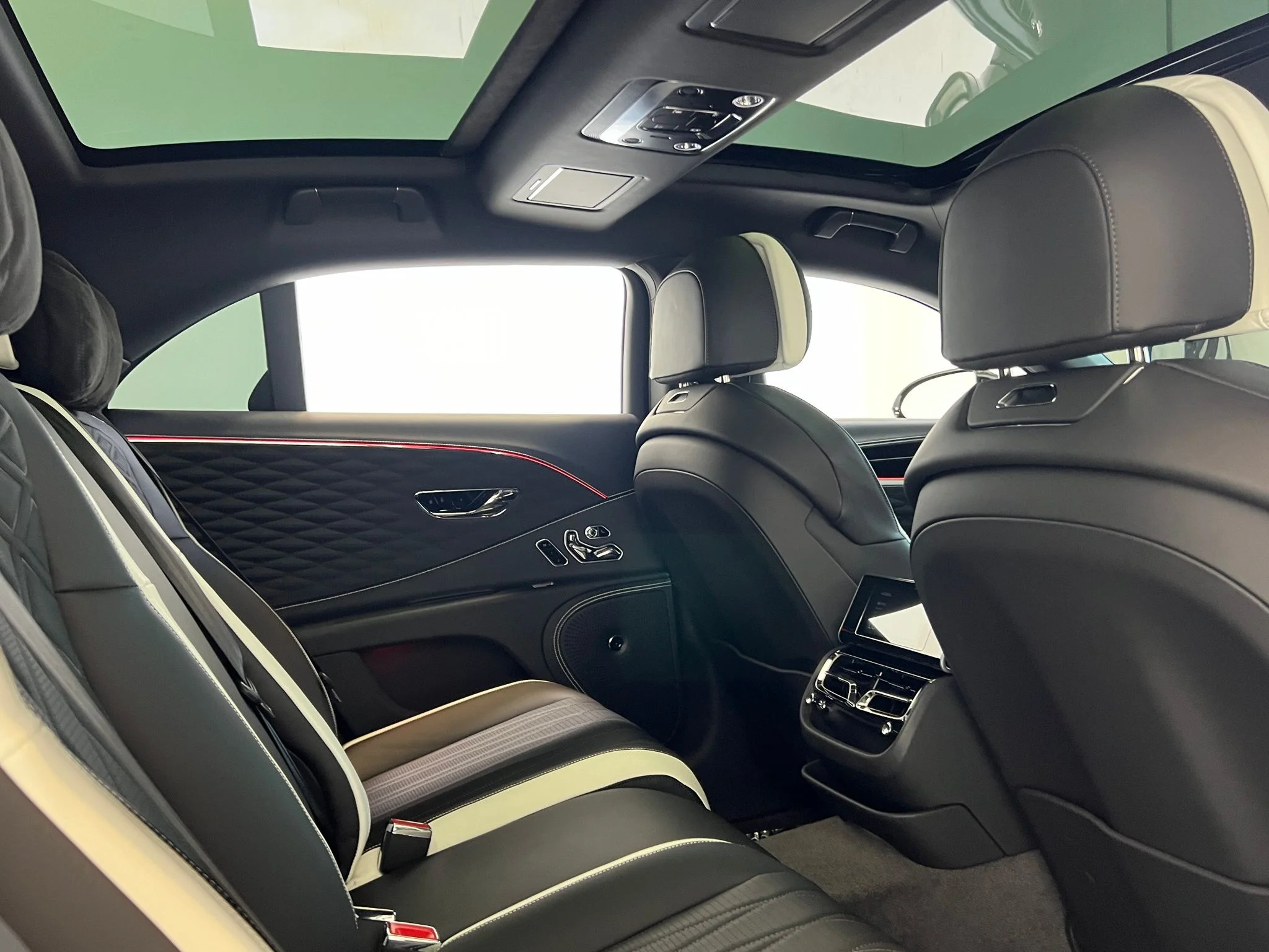 Used 2023  Bentley Speed image 25