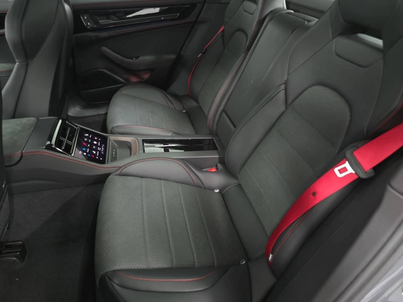 2026 Porsche Panamera GTS - Photo 27