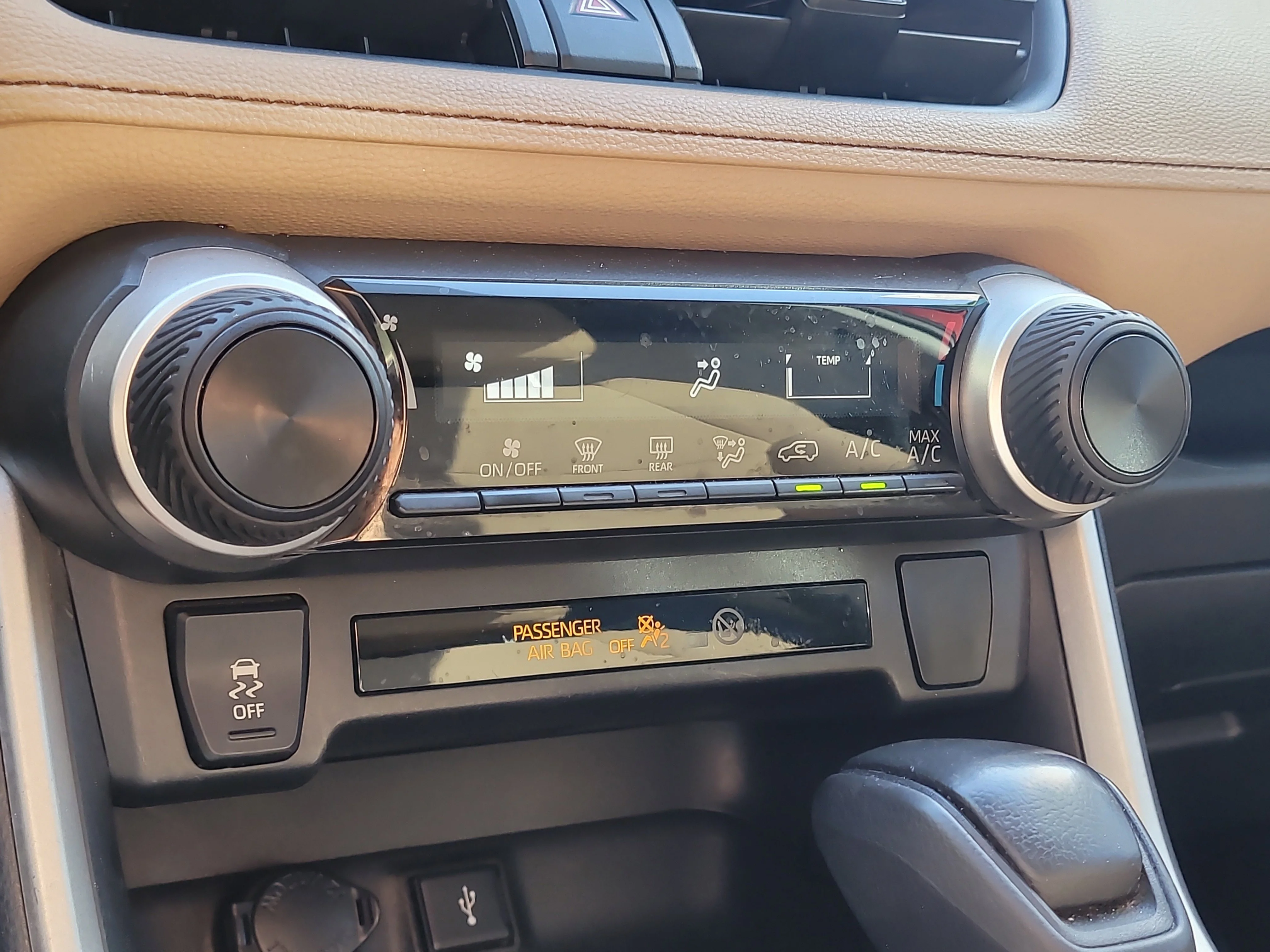 Used 2020 Pearl Toyota LE image 22