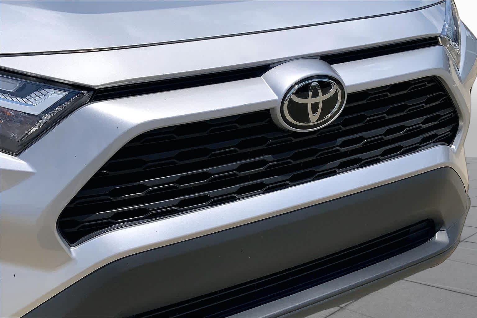 Used 2024 Silver Sky Metallic Toyota XLE image 31