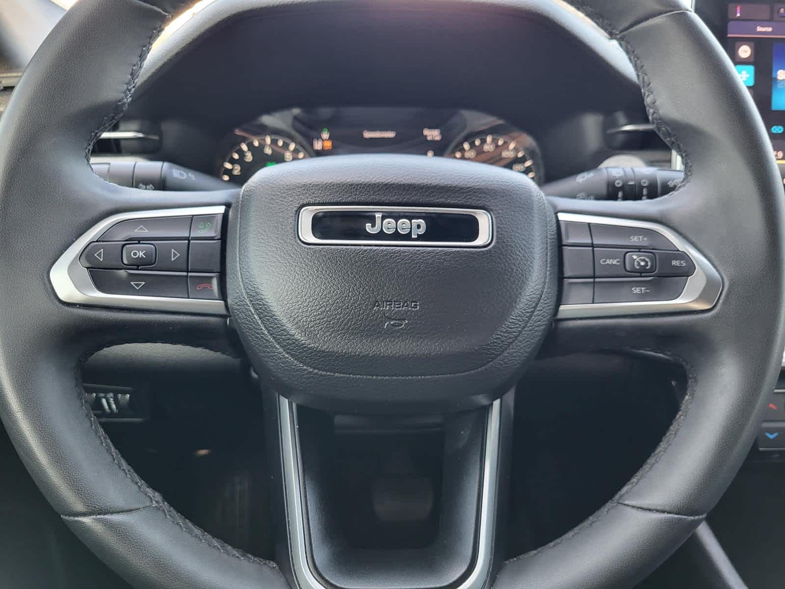 Used 2024 Diamond Black Crystal Pearlcoat Jeep Latitude image 18