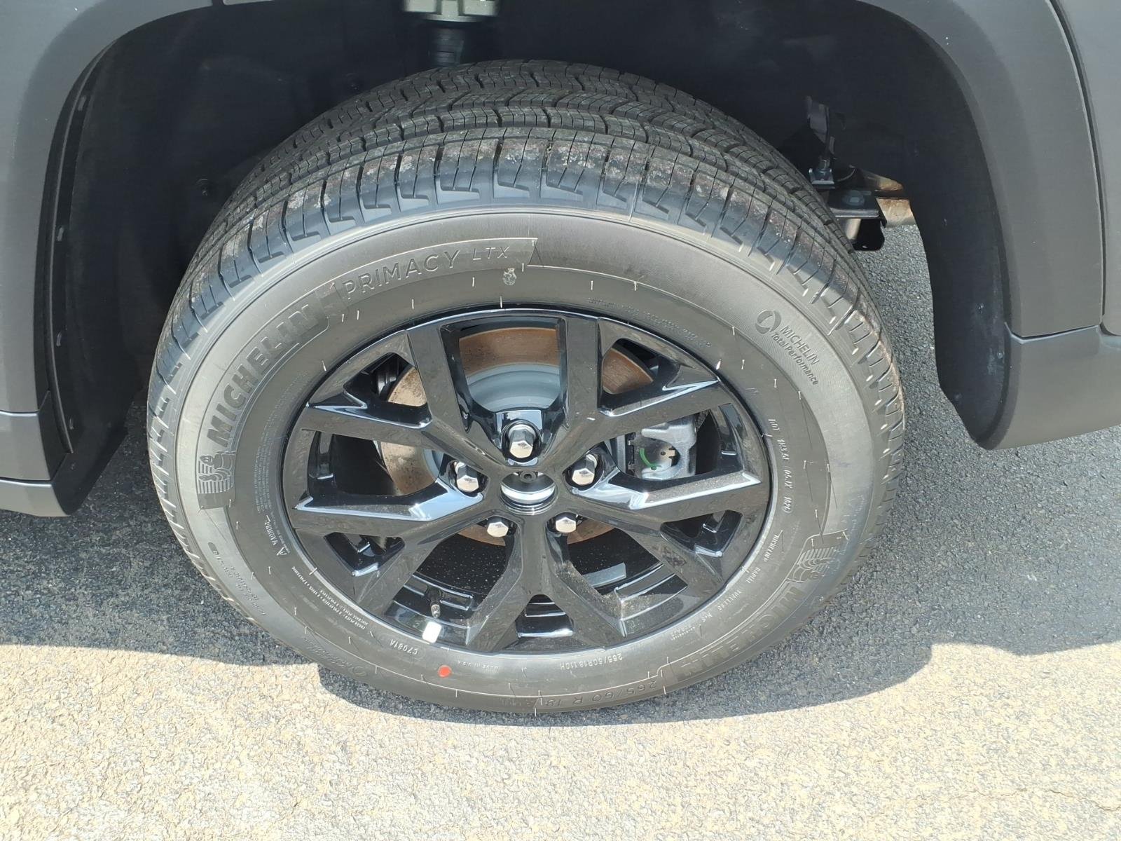 New 2026 Baltic Gray Metallic Clear-Coat Exterior Paint Jeep Altitude image 7