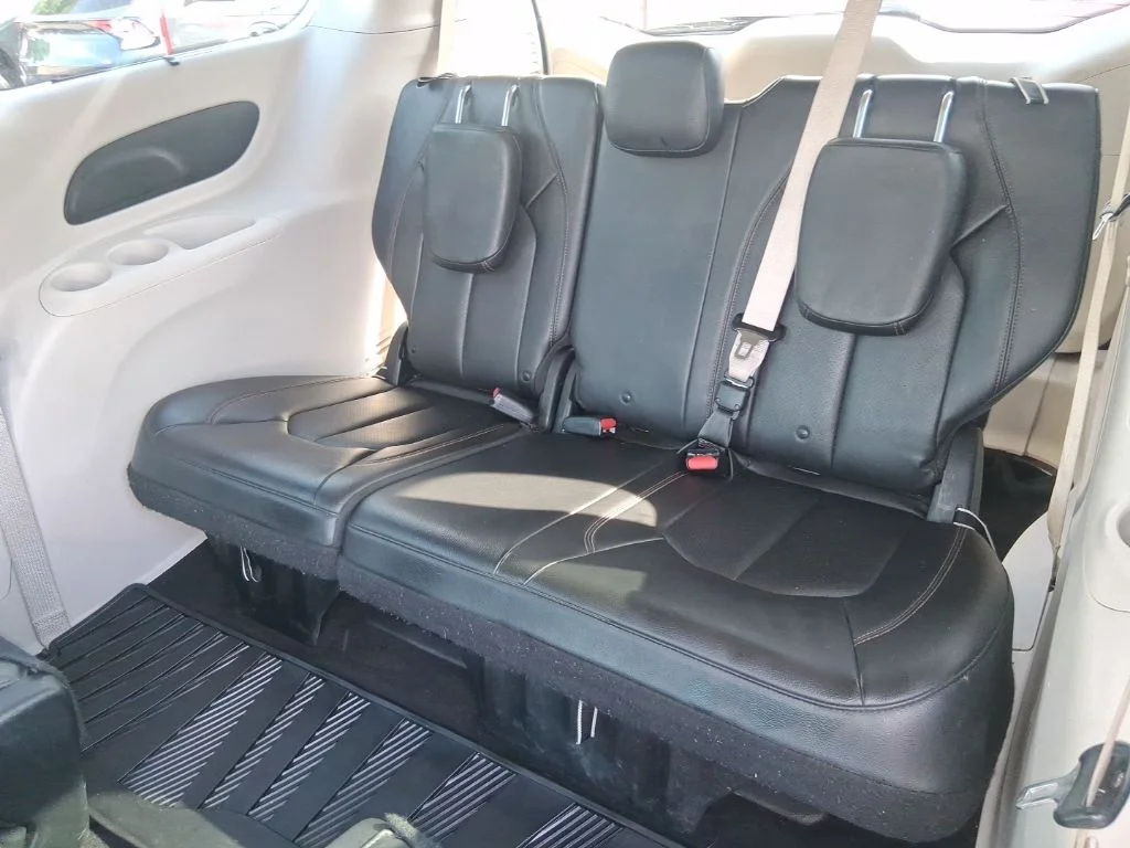 Used 2018 Gray Chrysler Touring L image 19