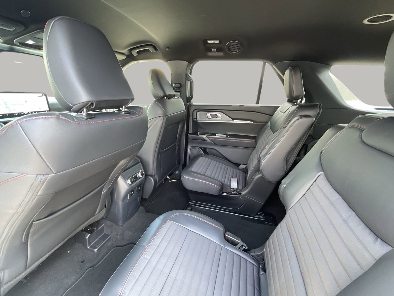 New 2026 Star White Metallic Tri-Coat Ford ST-Line image 16