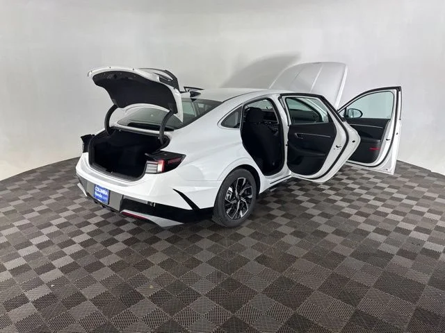 Used 2025 White Hyundai SEL image 17