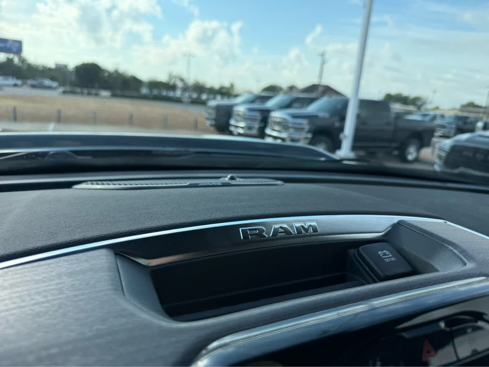 New 2027 Diamond Black Crystal Pearl-Coat Exterior Paint RAM Laramie image 29