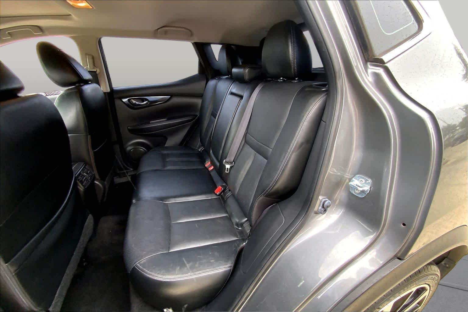 Used 2018 Gun Metallic Nissan SL image 20