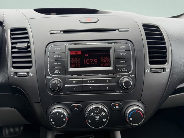 Used 2015 White Kia LX image 24