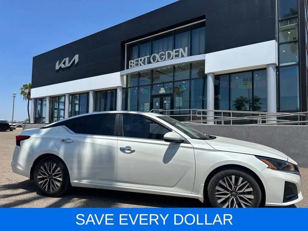 Used 2024 White Nissan 2.5 SV image 4