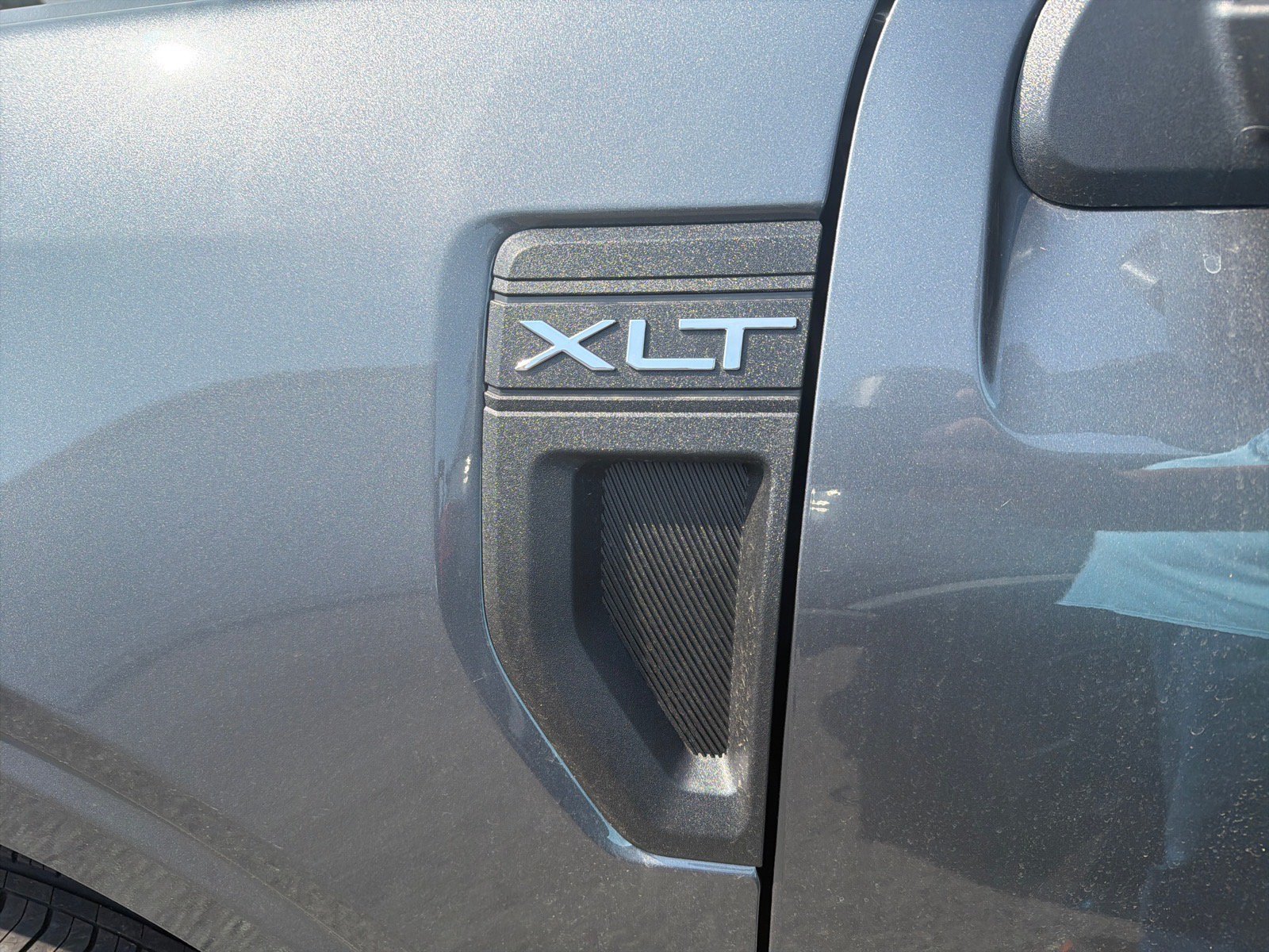 New 2026 Carbonized Gray Metallic Ford XLT image 7