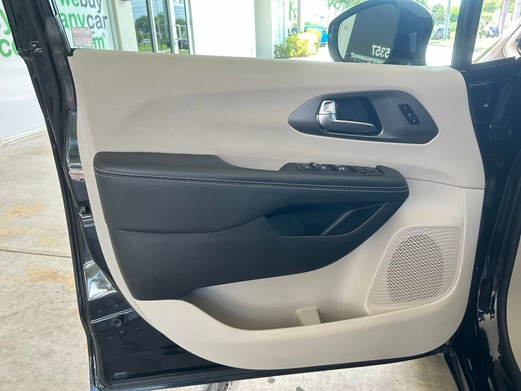 Used 2024 Black Chrysler Touring L image 35