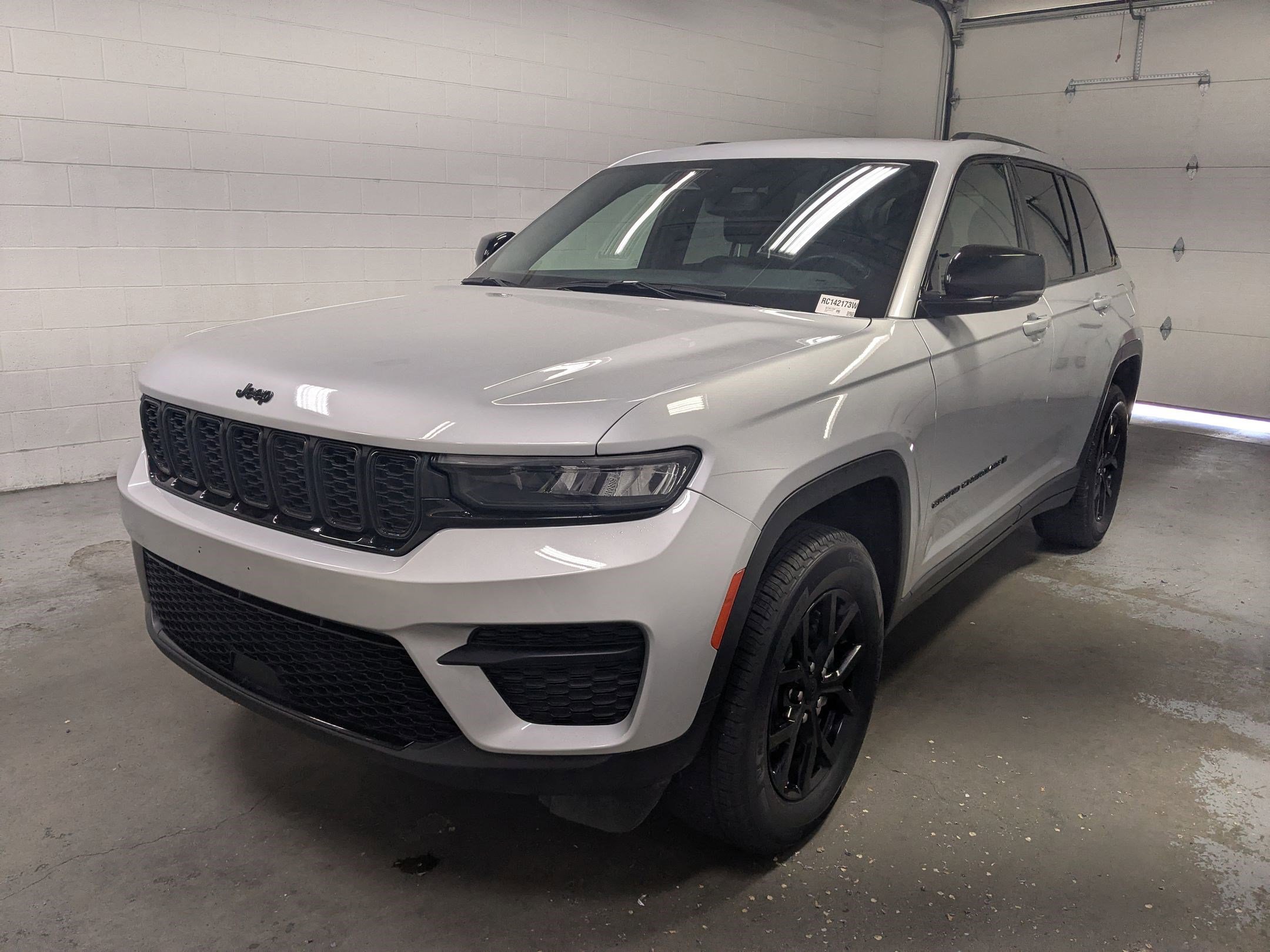 Certified Used 2024 Silver Zynith Jeep Altitude image 9