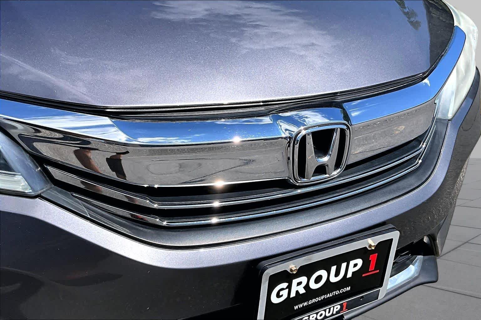Used 2017 Modern Steel Metallic Honda Sport SE image 32