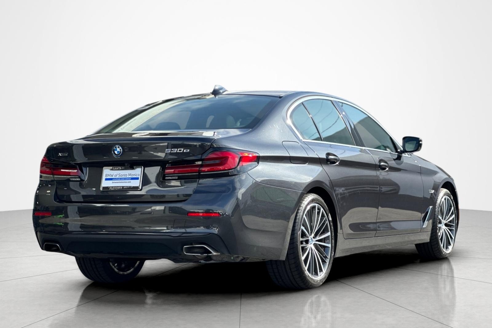 Used 2023 Dark Graphite Metallic BMW 530e xDrive image 5