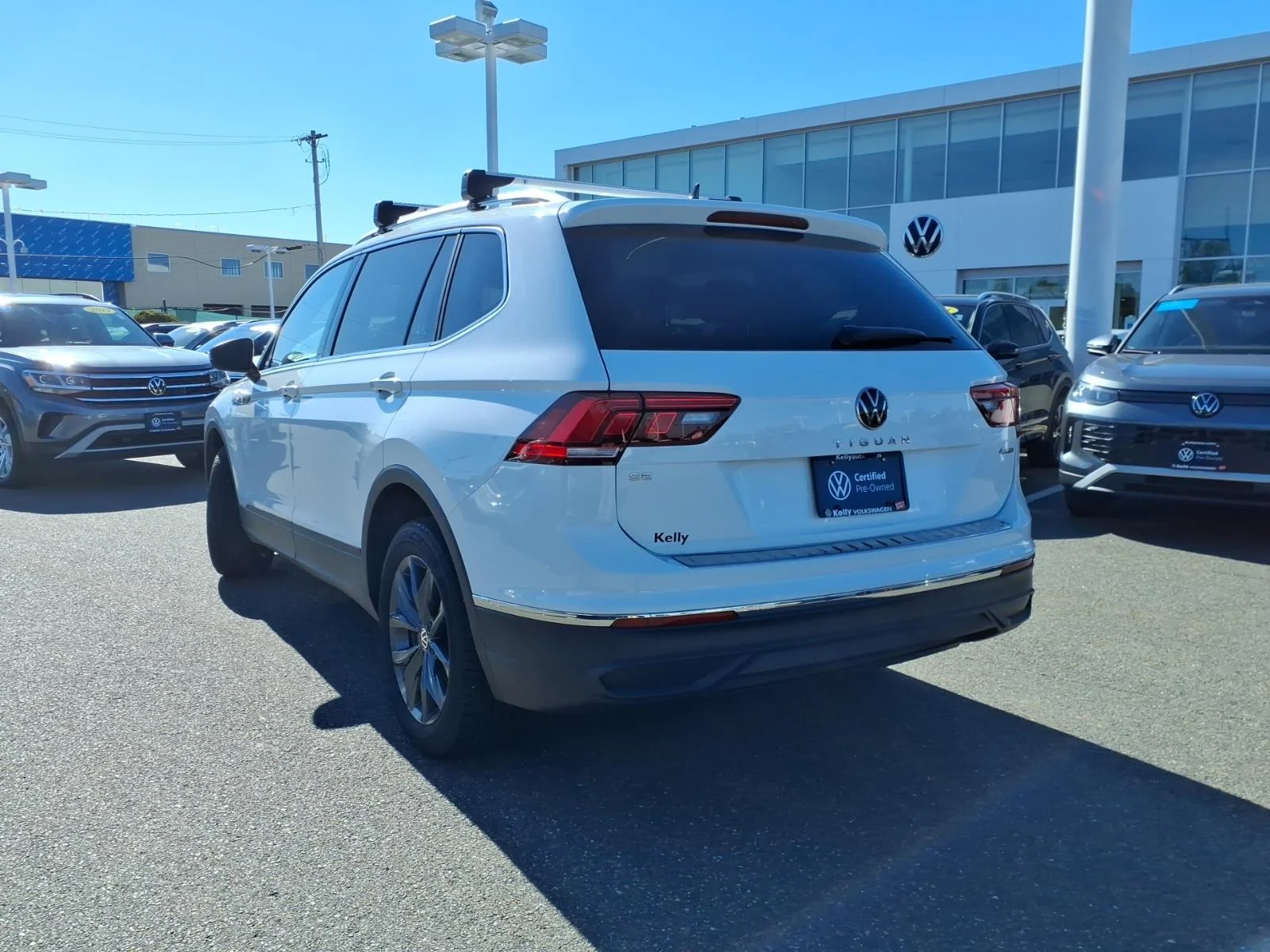Certified Used 2022 Pure White Volkswagen SE image 7