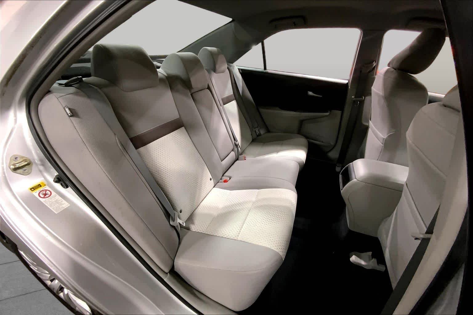 Used 2014 Classic Silver Metallic Toyota LE image 20