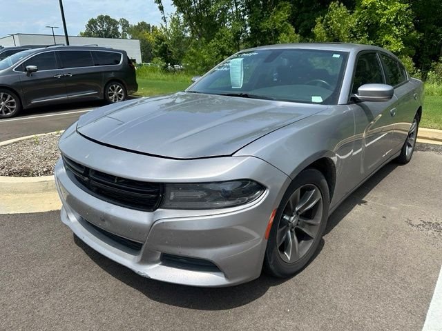 Used 2015 Silver Dodge SE image 2