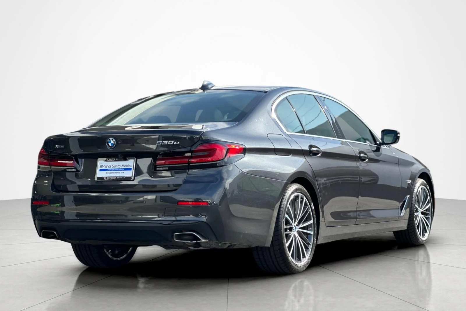 Used 2023 Dark Graphite Metallic BMW 530e xDrive image 5