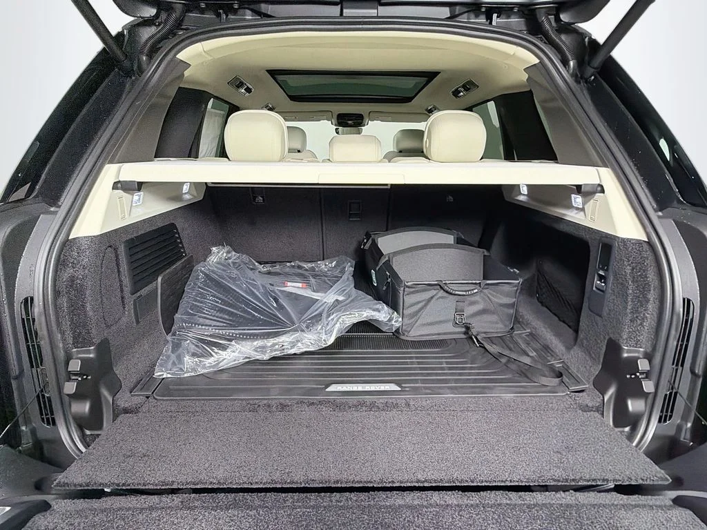 New 2026 Carpathian Grey Land Rover SE image 28