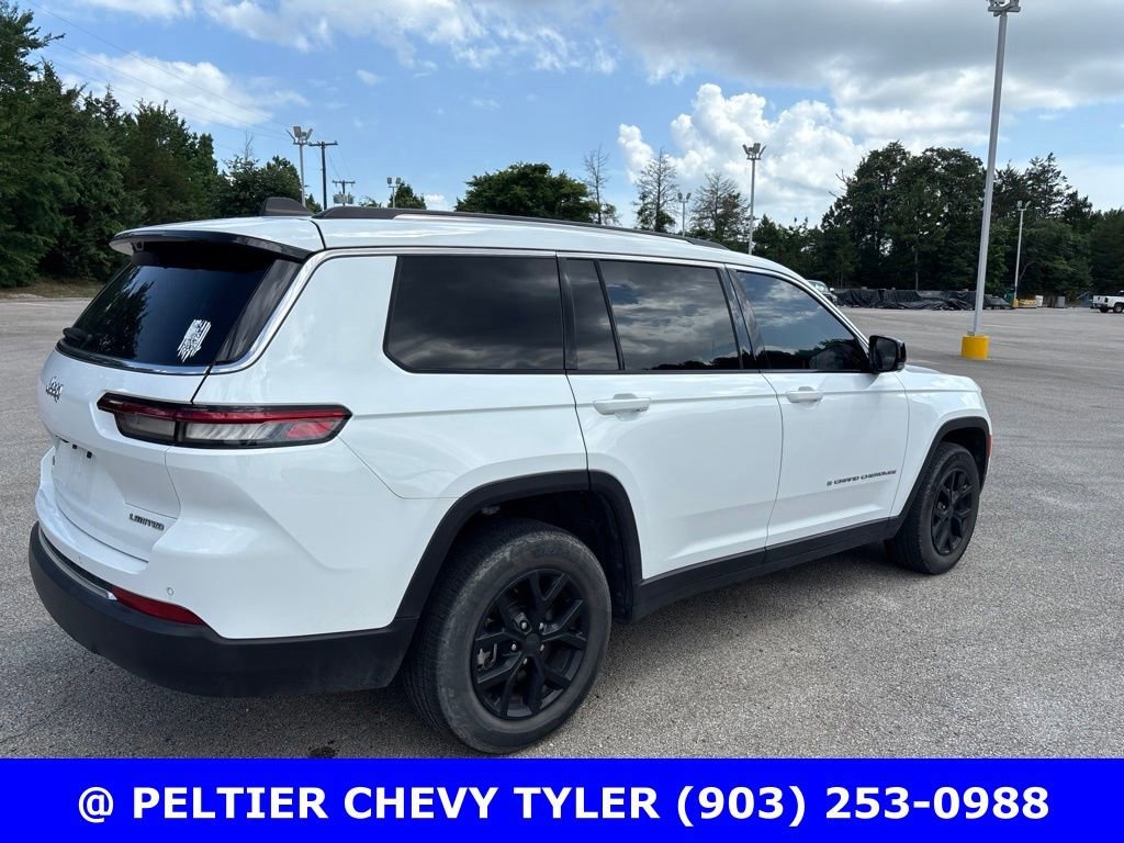 Used 2023  Jeep Limited image 7