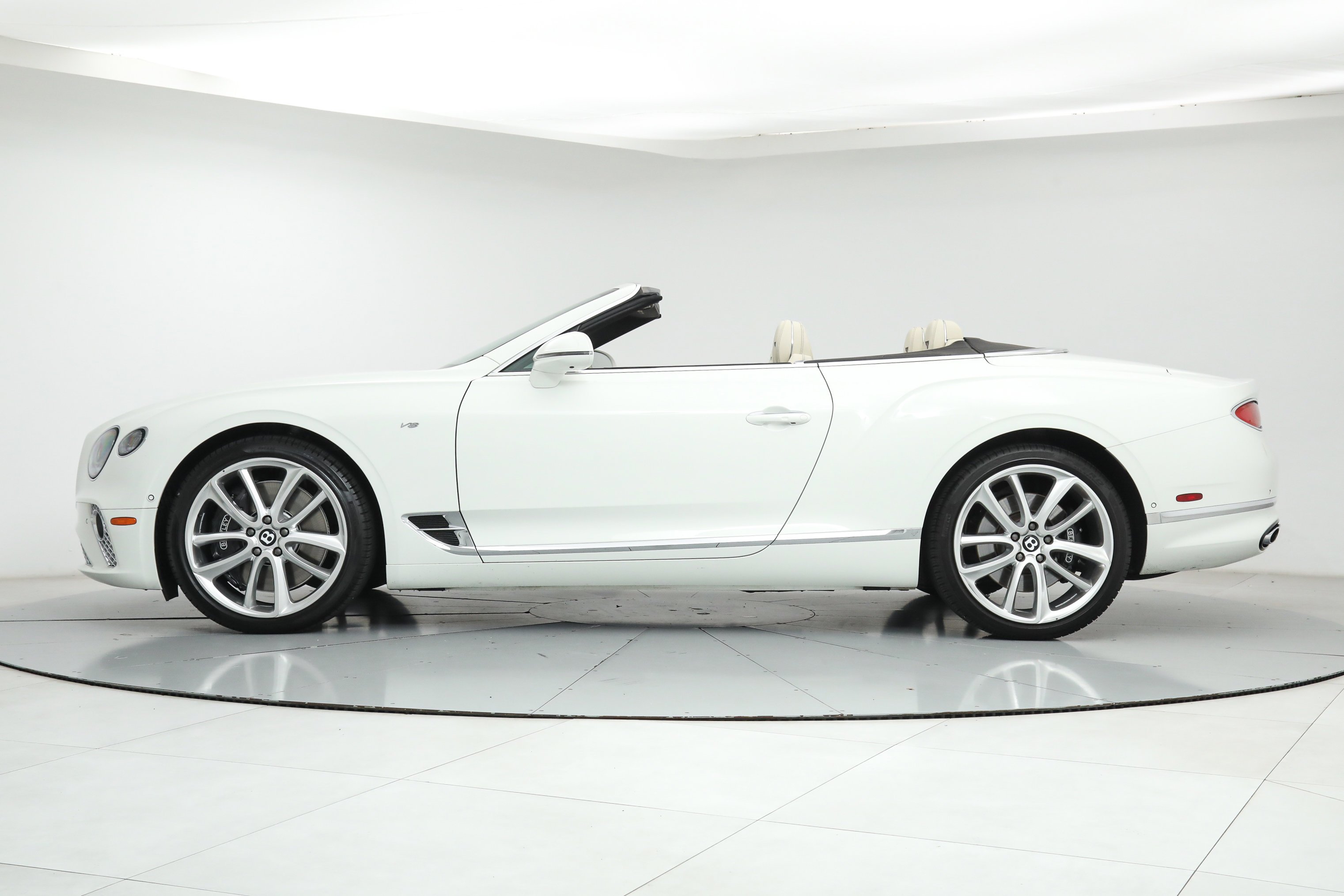 Used 2022 White Bentley GT V8 Convertible image 2