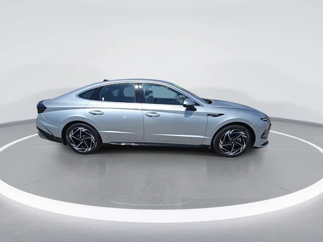 Used 2024 Silver Hyundai SEL image 9