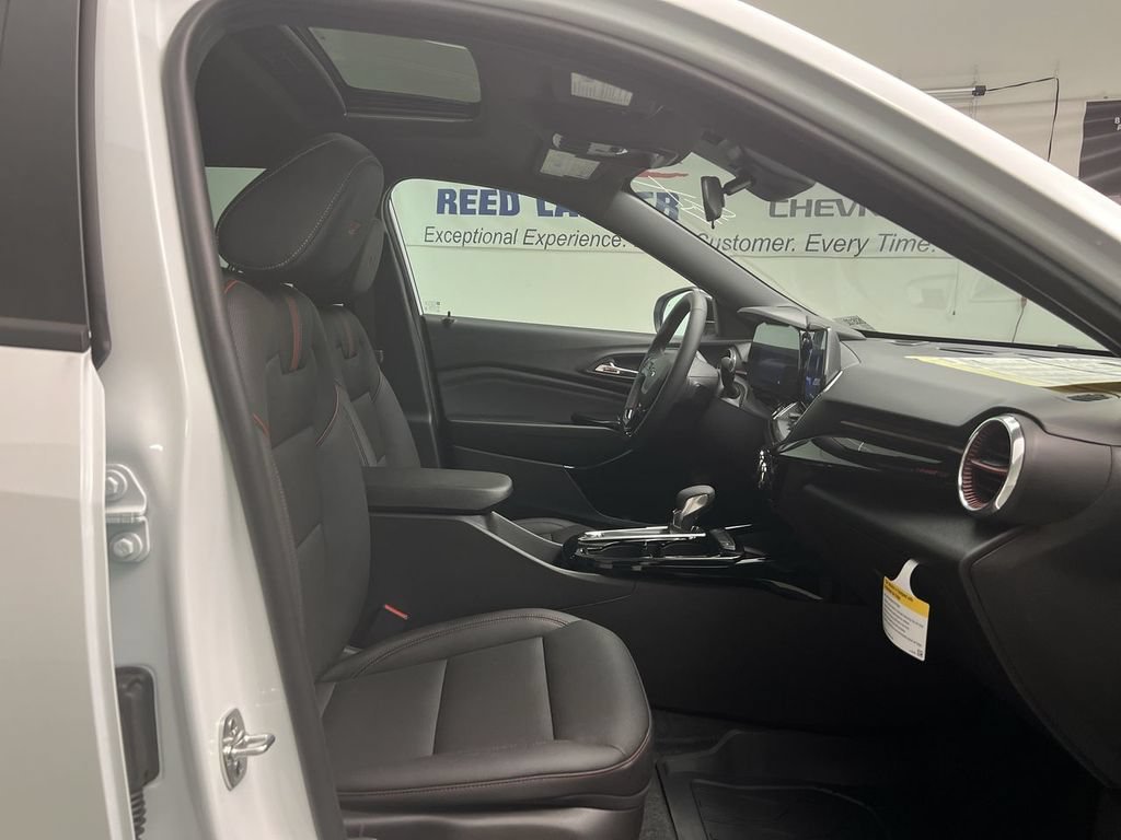 New 2026 Summit White Chevrolet 2RS image 25