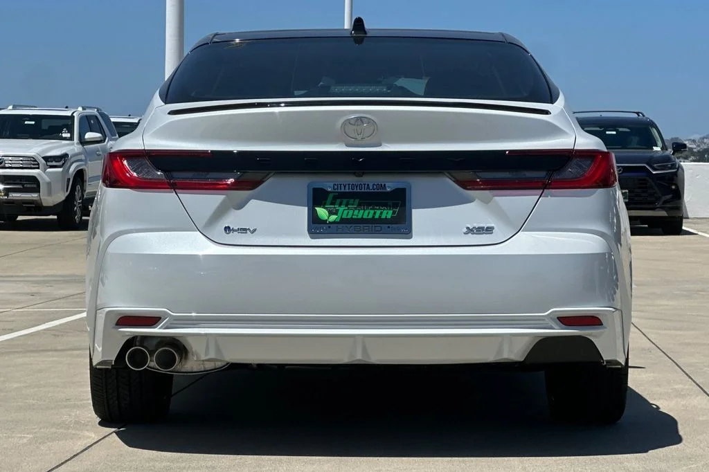 New 2026 Wind Chill Pearl with Midnight Black Metallic roof <sup>1</sup> Toyota  XSE image 5
