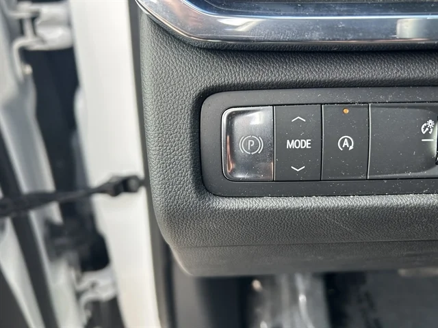 Used 2025 WHITE GMC FWD Elevation image 27