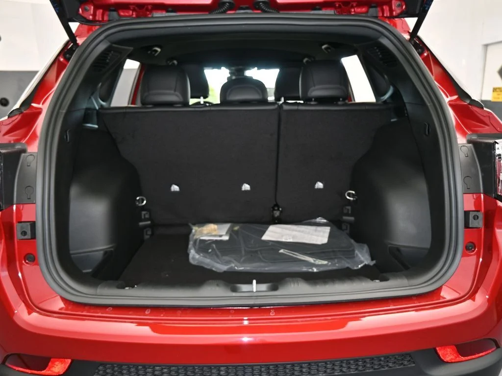 New 2026 Red Hot Pearlcoat Jeep Latitude image 31
