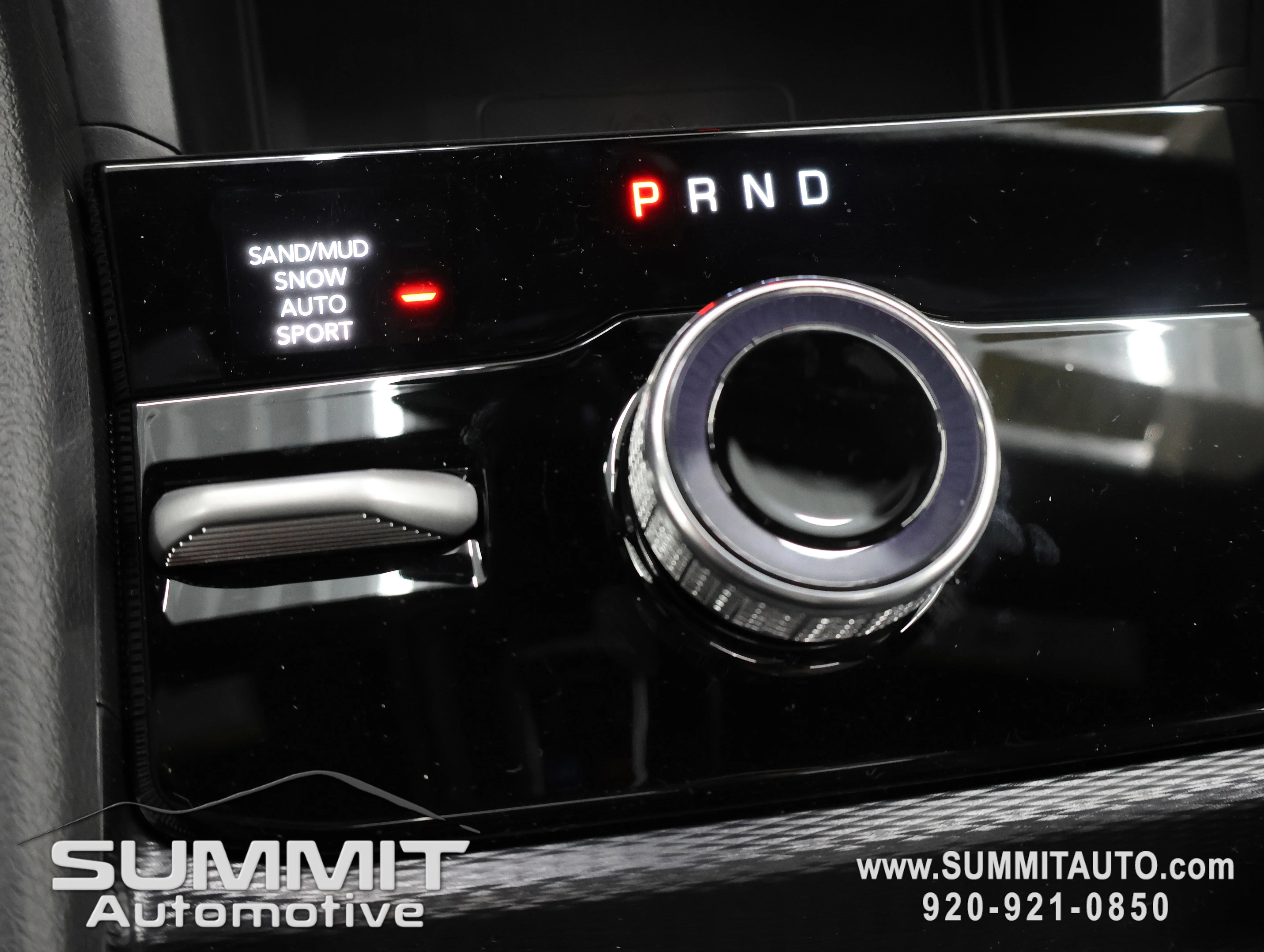 New 2025 Diamond Black Crystal Pearl-Coat Exterior Paint Jeep Limited image 51