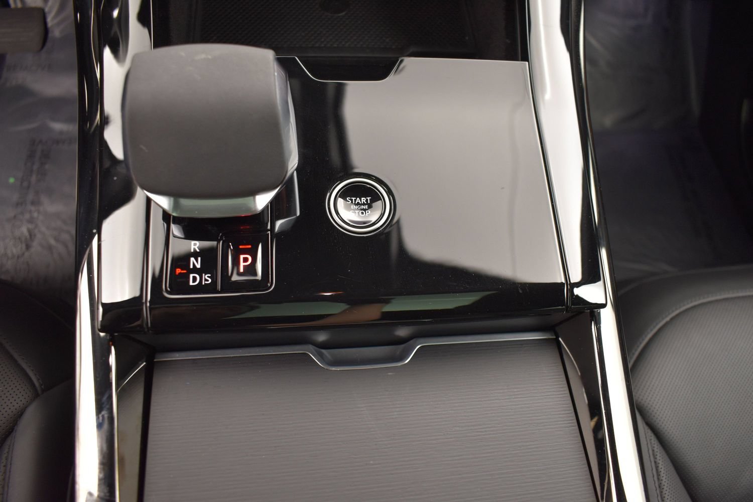 Used 2024 Black Land Rover SE image 8