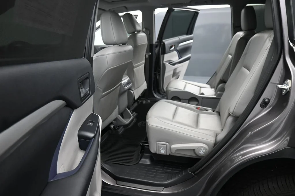 Used 2019 Gray Toyota XLE image 15