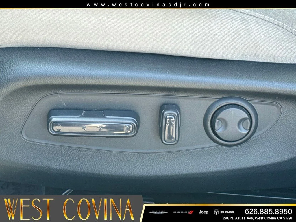 Used 2025 White Honda SE image 23
