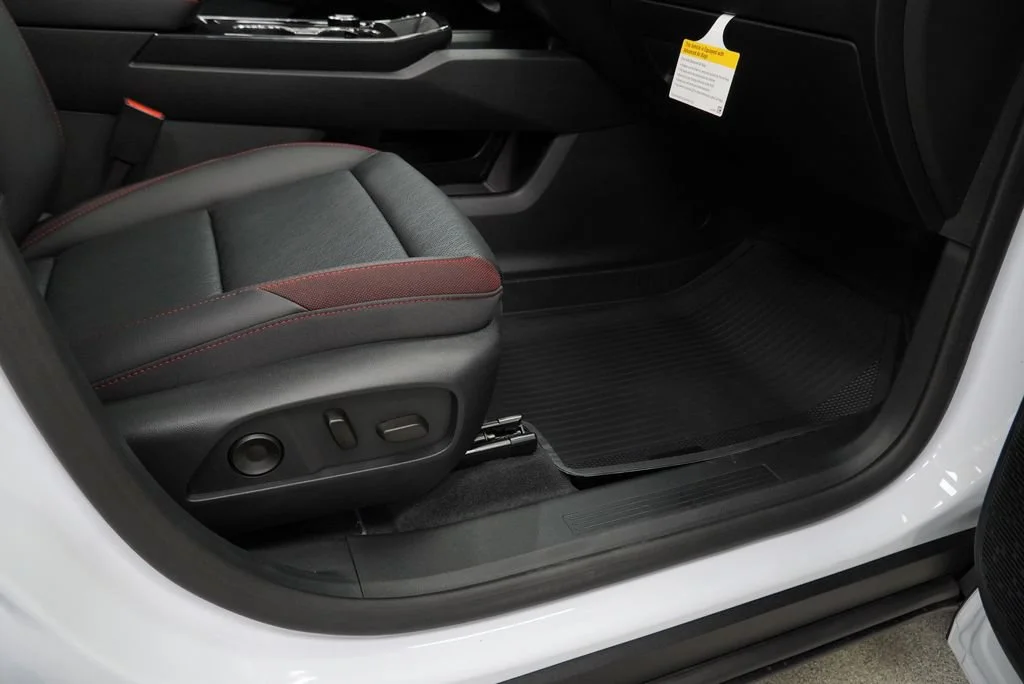 New 2027 Polar White Tricoat Chevrolet RS image 32