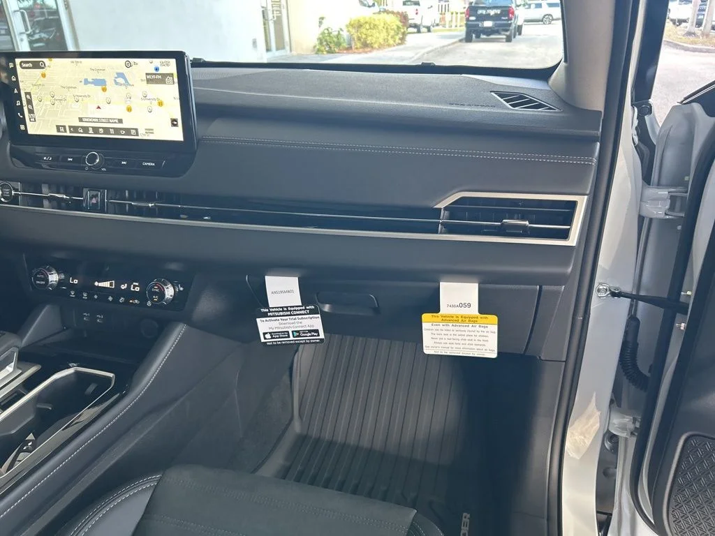 New 2026 White Mitsubishi SE image 23